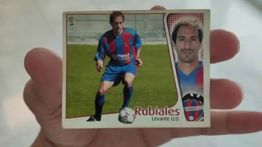 Cromos de Luis Rubiales a mil euros y feminista que explica como chuparla
