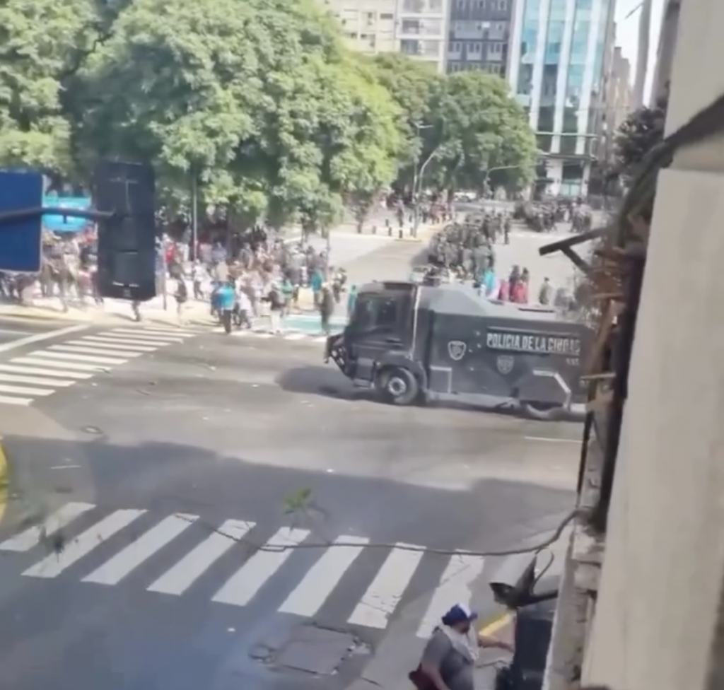 Mujer argentina encantada de que Milei duche a los socialistas, latigazo y pelea en las aulas