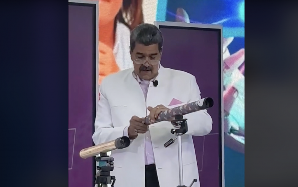 Nicolás maduro descubre el telescopio