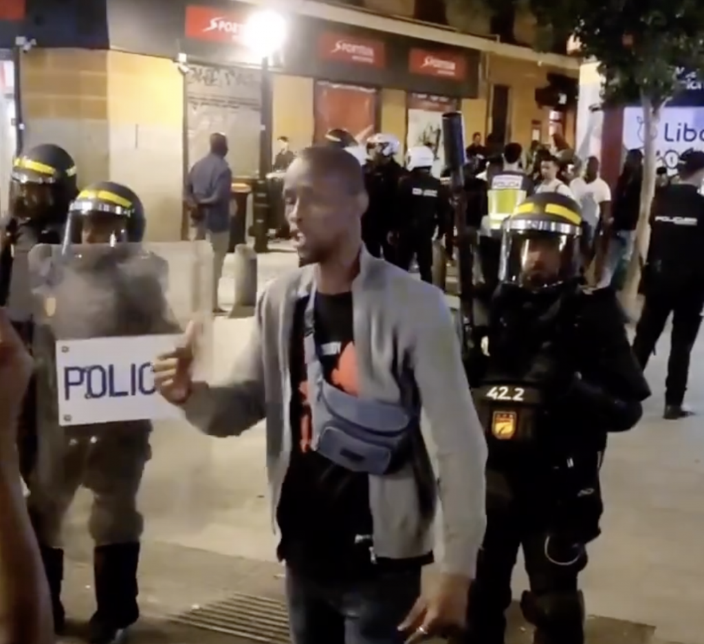 Un exdiputado de Podemos pide una guerra violenta en Lavapiés