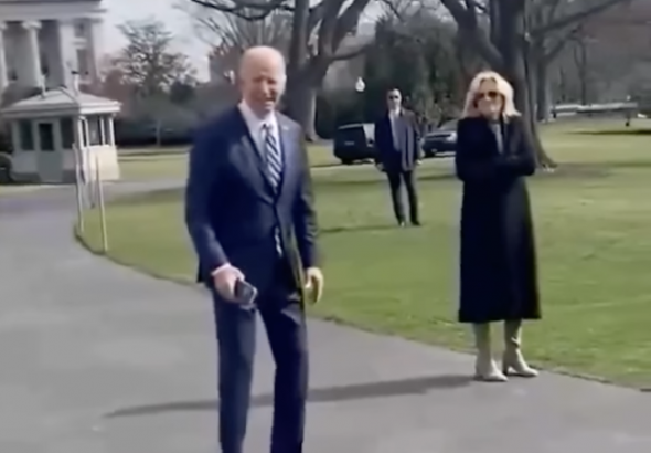 Joe Biden se caga en público ante los medios de comunicación de Estados Unidos