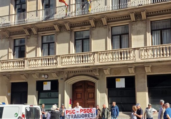 Los falangistas de Barcelona despliegan una pancarta contra el PSOE