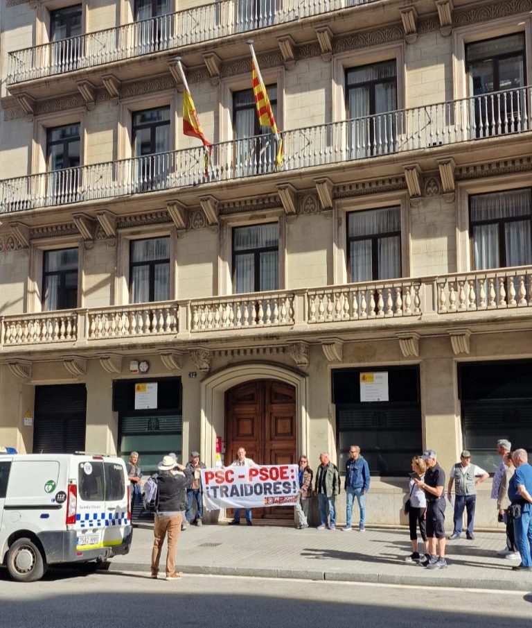 Los falangistas de Barcelona despliegan una pancarta contra el PSOE
