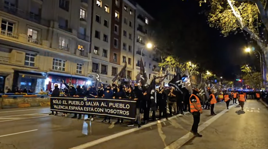 Miles de jóvenes patriotas desfilan en Madrid
