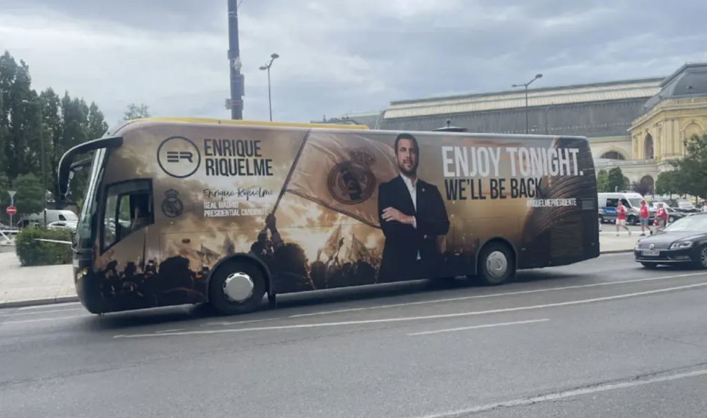 Enrique Riquelme aparece con cuatro autobuses en la final de la Champions