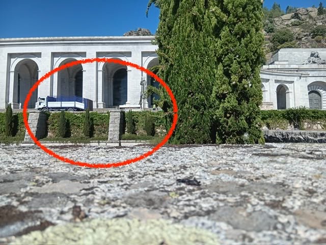 Así han amanecido las maquinas del PSOE para profanar el Valle de los Caídos