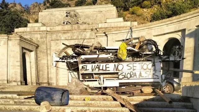 Así han amanecido las maquinas del PSOE para profanar el Valle de los Caídos