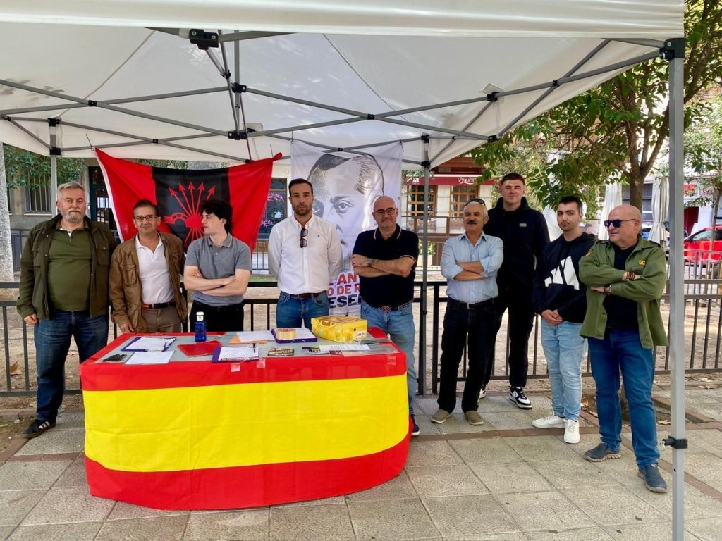Falange Española de las JONS monta una mesa informativa en el centro de Toledo con una gran acogida por los vecinos