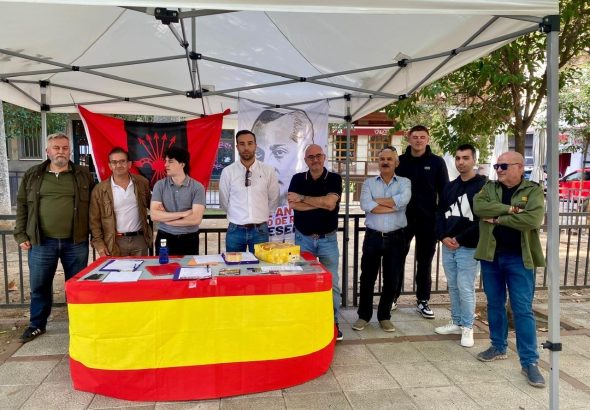 Falange Española de las JONS monta una mesa informativa en el centro de Toledo con una gran acogida por los vecinos
