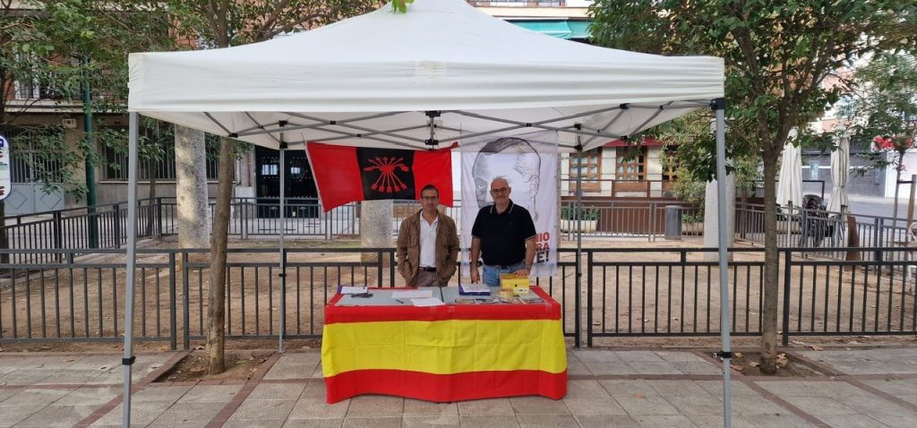 Falange Española de las JONS monta una mesa informativa en el centro de Toledo con una gran acogida por los vecinos