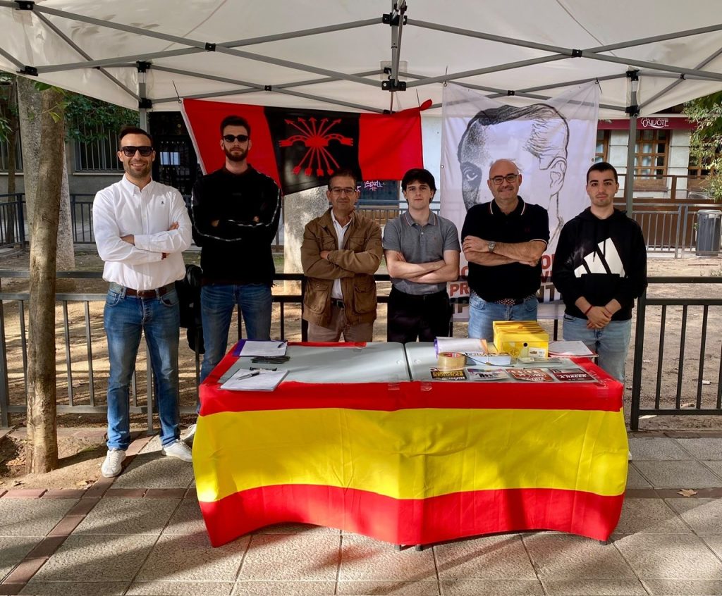 Falange Española de las JONS monta una mesa informativa en el centro de Toledo con una gran acogida por los vecinos