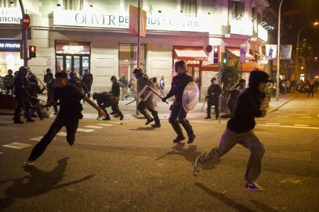 La izquierda siembra el terror en las calles de Barcelona simulando los disturbios de Francia