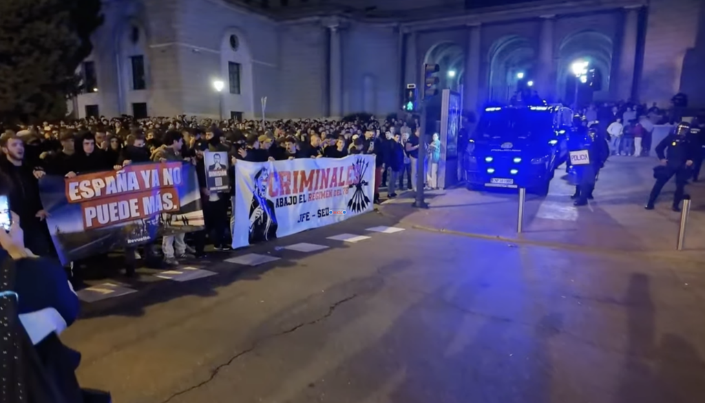 La policía gasea a los falangistas y patriotas frente al ministerio de Transportes como respuesta a las muertes de los trenes en Toledo