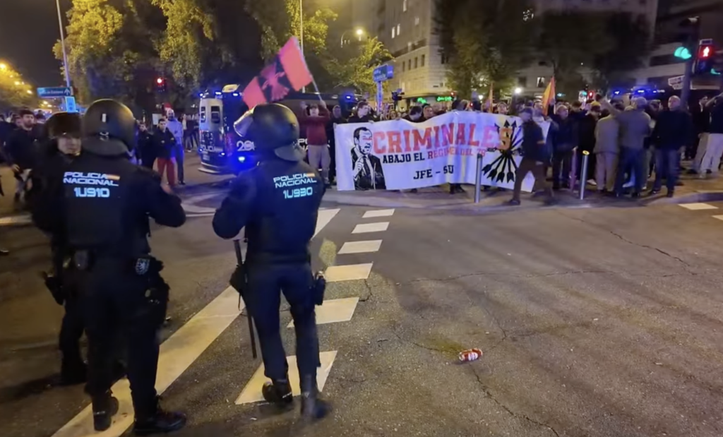 La policía gasea a los falangistas y patriotas frente al ministerio de Transportes como respuesta a las muertes de los trenes en Toledo