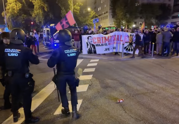 La policía gasea a los falangistas y patriotas frente al ministerio de Transportes como respuesta a las muertes de los trenes en Toledo