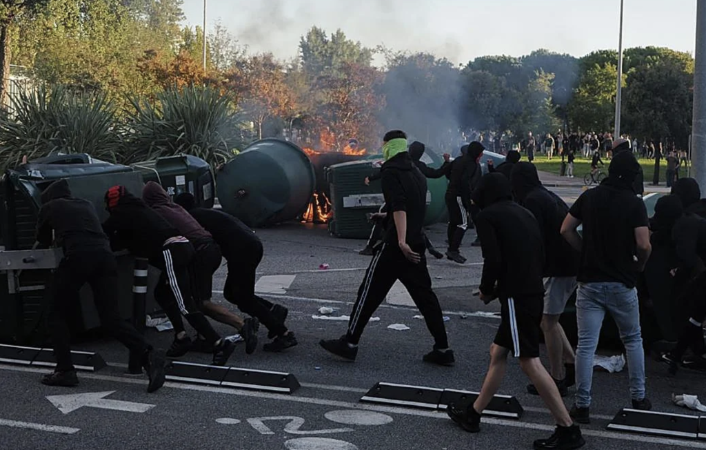La izquierda toma las calles de Pamplona con violencia con cargas policiales y contenedores ardiendo