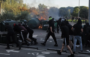 La izquierda toma las calles de Pamplona con violencia con cargas policiales y contenedores ardiendo