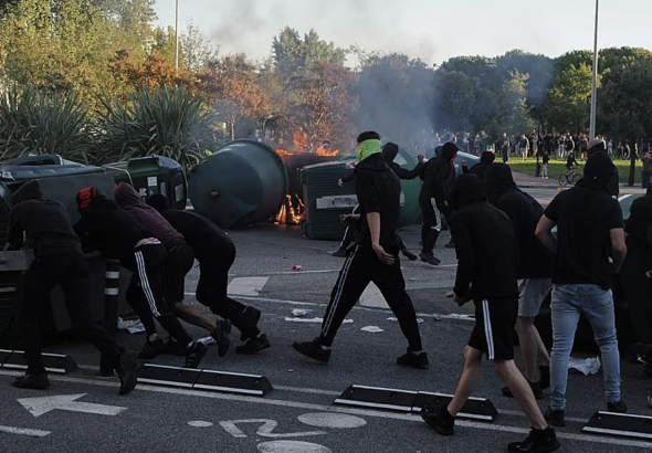 La izquierda toma las calles de Pamplona con violencia con cargas policiales y contenedores ardiendo